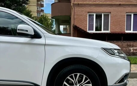 Mitsubishi Outlander III рестайлинг 3, 2016 год, 1 880 000 рублей, 3 фотография