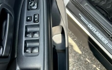 Mitsubishi Outlander III рестайлинг 3, 2016 год, 1 880 000 рублей, 9 фотография