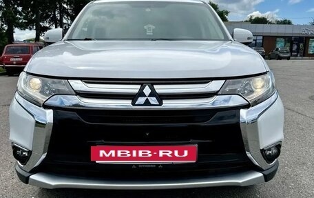 Mitsubishi Outlander III рестайлинг 3, 2016 год, 1 880 000 рублей, 13 фотография