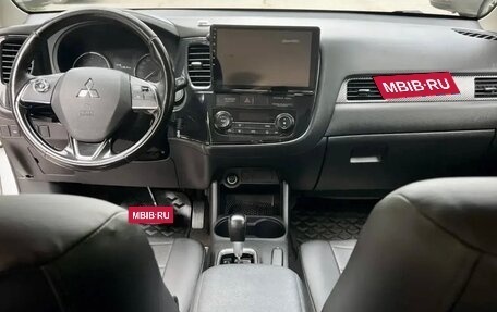 Mitsubishi Outlander III рестайлинг 3, 2016 год, 1 880 000 рублей, 6 фотография
