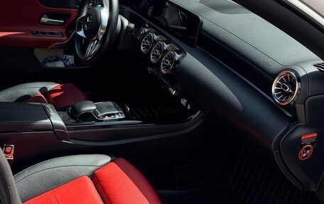 Mercedes-Benz CLA, 2019 год, 2 800 000 рублей, 10 фотография
