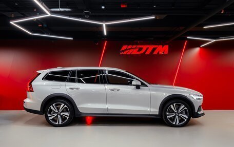 Volvo V60 Cross Country II, 2020 год, 3 900 000 рублей, 4 фотография