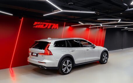 Volvo V60 Cross Country II, 2020 год, 3 900 000 рублей, 3 фотография