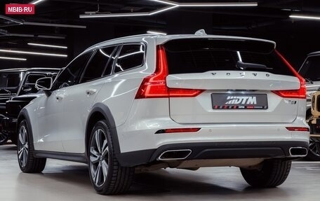 Volvo V60 Cross Country II, 2020 год, 3 900 000 рублей, 8 фотография