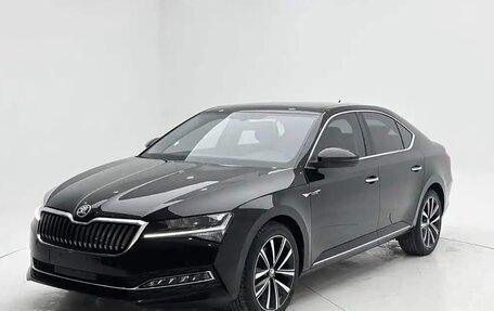 Skoda Superb III рестайлинг, 2023 год, 2 400 000 рублей, 1 фотография