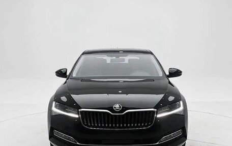 Skoda Superb III рестайлинг, 2023 год, 2 400 000 рублей, 2 фотография
