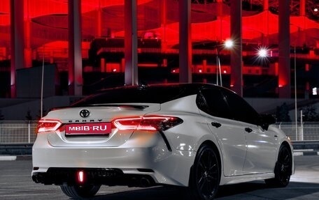 Toyota Camry, 2021 год, 3 200 000 рублей, 2 фотография