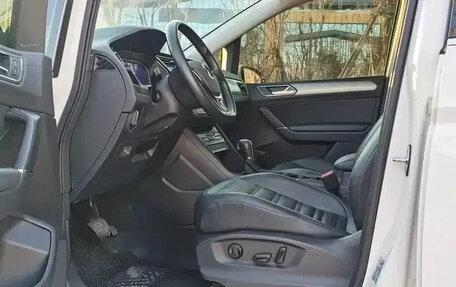 Volkswagen Touran III, 2023 год, 1 570 000 рублей, 6 фотография