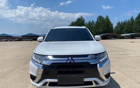 Mitsubishi Outlander III рестайлинг 3, 2022 год, 1 605 000 рублей, 2 фотография