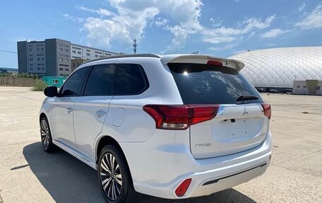 Mitsubishi Outlander III рестайлинг 3, 2022 год, 1 605 000 рублей, 7 фотография