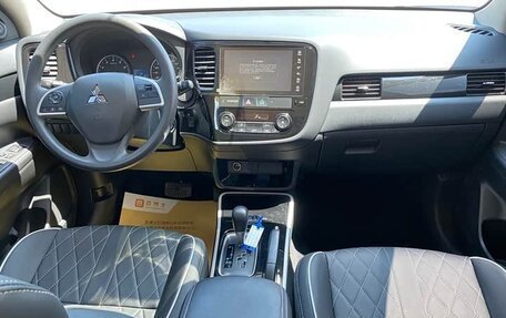 Mitsubishi Outlander III рестайлинг 3, 2022 год, 1 605 000 рублей, 10 фотография