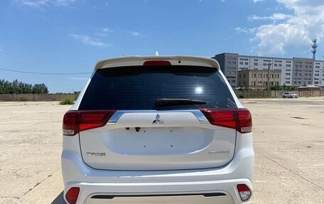 Mitsubishi Outlander III рестайлинг 3, 2022 год, 1 605 000 рублей, 5 фотография