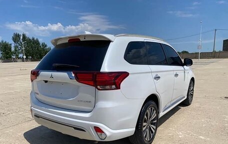 Mitsubishi Outlander III рестайлинг 3, 2022 год, 1 605 000 рублей, 4 фотография