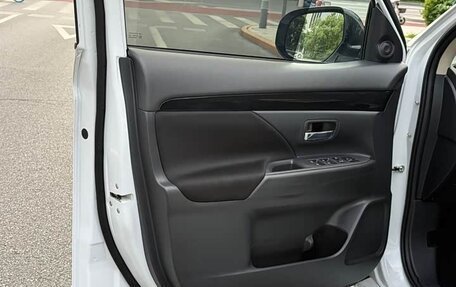 Mitsubishi Outlander III рестайлинг 3, 2022 год, 1 593 000 рублей, 8 фотография