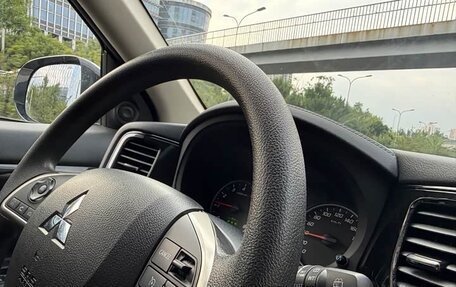 Mitsubishi Outlander III рестайлинг 3, 2022 год, 1 593 000 рублей, 12 фотография