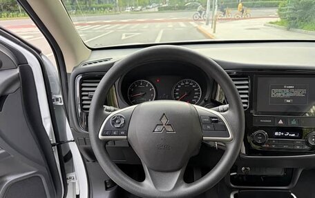 Mitsubishi Outlander III рестайлинг 3, 2022 год, 1 593 000 рублей, 11 фотография