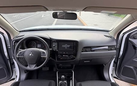 Mitsubishi Outlander III рестайлинг 3, 2022 год, 1 593 000 рублей, 10 фотография