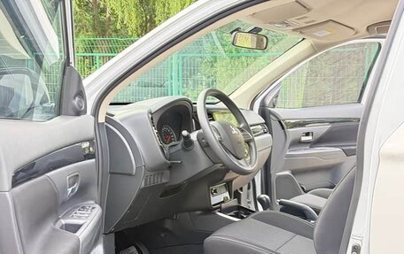 Mitsubishi Outlander III рестайлинг 3, 2022 год, 1 593 000 рублей, 7 фотография