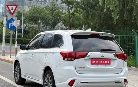Mitsubishi Outlander III рестайлинг 3, 2022 год, 1 593 000 рублей, 6 фотография
