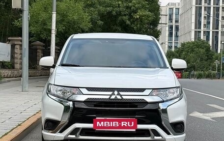 Mitsubishi Outlander III рестайлинг 3, 2022 год, 1 593 000 рублей, 2 фотография