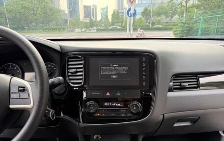 Mitsubishi Outlander III рестайлинг 3, 2022 год, 1 593 000 рублей, 13 фотография