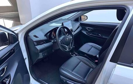 Toyota Yaris, 2022 год, 1 300 000 рублей, 4 фотография