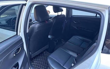 Toyota Yaris, 2022 год, 1 300 000 рублей, 6 фотография