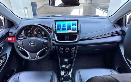 Toyota Yaris, 2022 год, 1 300 000 рублей, 2 фотография