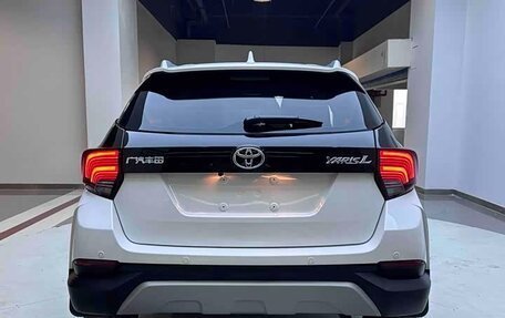 Toyota Yaris, 2022 год, 1 300 000 рублей, 13 фотография