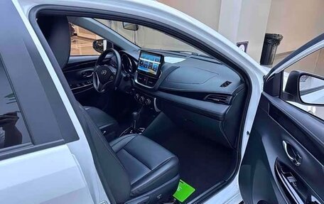 Toyota Yaris, 2022 год, 1 300 000 рублей, 8 фотография