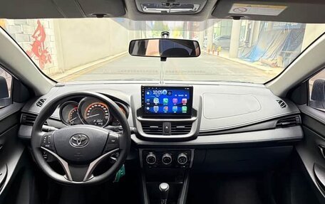 Toyota Yaris, 2022 год, 1 450 000 рублей, 2 фотография