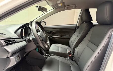 Toyota Yaris, 2022 год, 1 450 000 рублей, 4 фотография