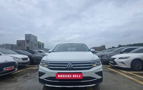 Volkswagen Tiguan II, 2023 год, 3 881 000 рублей, 2 фотография