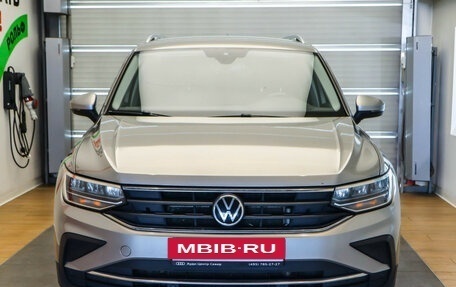 Volkswagen Tiguan II, 2020 год, 2 525 000 рублей, 2 фотография