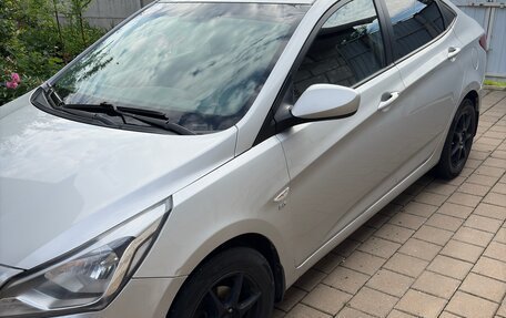 Hyundai Solaris II рестайлинг, 2015 год, 1 000 000 рублей, 3 фотография