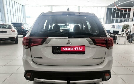Mitsubishi Outlander III рестайлинг 3, 2018 год, 1 680 000 рублей, 7 фотография
