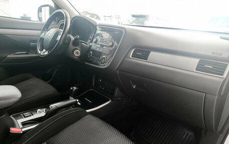 Mitsubishi Outlander III рестайлинг 3, 2018 год, 1 680 000 рублей, 13 фотография
