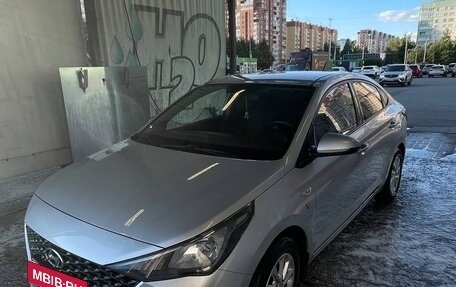 Hyundai Solaris II рестайлинг, 2021 год, 1 590 000 рублей, 2 фотография