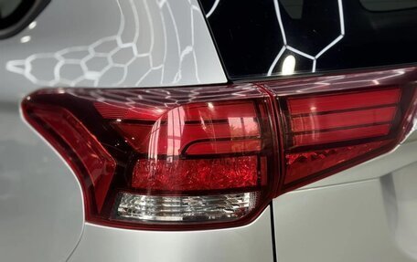 Mitsubishi Outlander III рестайлинг 3, 2018 год, 1 990 000 рублей, 10 фотография