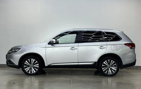 Mitsubishi Outlander III рестайлинг 3, 2018 год, 1 990 000 рублей, 8 фотография