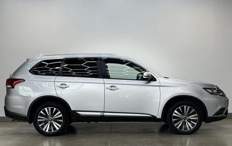 Mitsubishi Outlander III рестайлинг 3, 2018 год, 1 990 000 рублей, 4 фотография