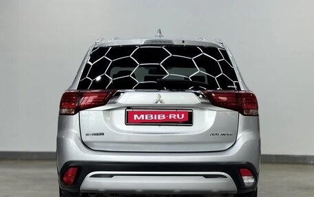 Mitsubishi Outlander III рестайлинг 3, 2018 год, 1 990 000 рублей, 6 фотография