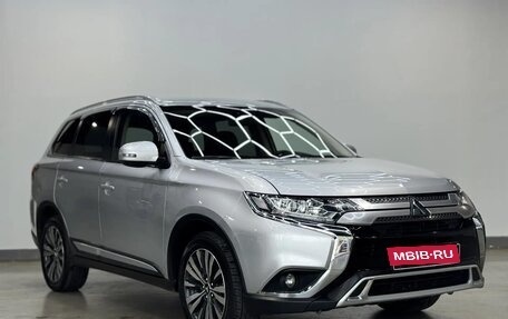 Mitsubishi Outlander III рестайлинг 3, 2018 год, 1 990 000 рублей, 3 фотография