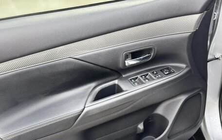 Mitsubishi Outlander III рестайлинг 3, 2018 год, 1 990 000 рублей, 14 фотография
