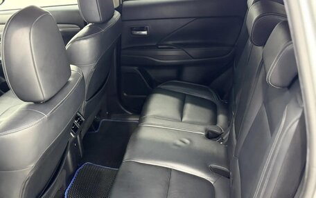 Mitsubishi Outlander III рестайлинг 3, 2018 год, 1 990 000 рублей, 27 фотография