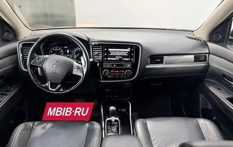 Mitsubishi Outlander III рестайлинг 3, 2018 год, 1 990 000 рублей, 29 фотография