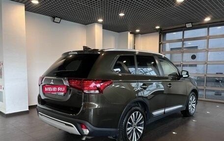 Mitsubishi Outlander III рестайлинг 3, 2020 год, 2 093 000 рублей, 3 фотография