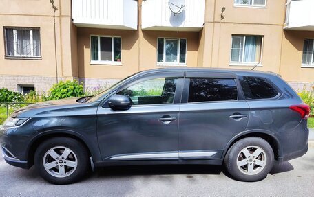 Mitsubishi Outlander III рестайлинг 3, 2016 год, 1 700 000 рублей, 7 фотография