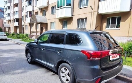 Mitsubishi Outlander III рестайлинг 3, 2016 год, 1 700 000 рублей, 8 фотография