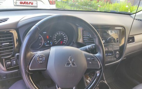 Mitsubishi Outlander III рестайлинг 3, 2016 год, 1 700 000 рублей, 11 фотография